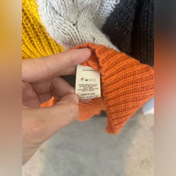 Vicidolls Color Block Sweater - Picture 11 of 12